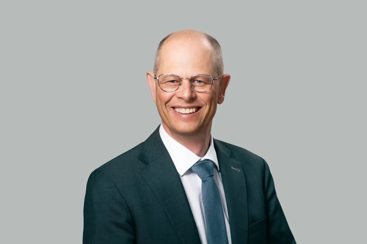 Bank Avera, Portrait Adrian Gubser